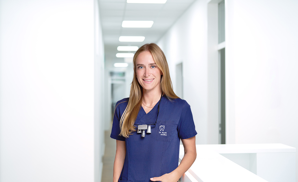 Dr. Aretha Burth - Zahnärztin 