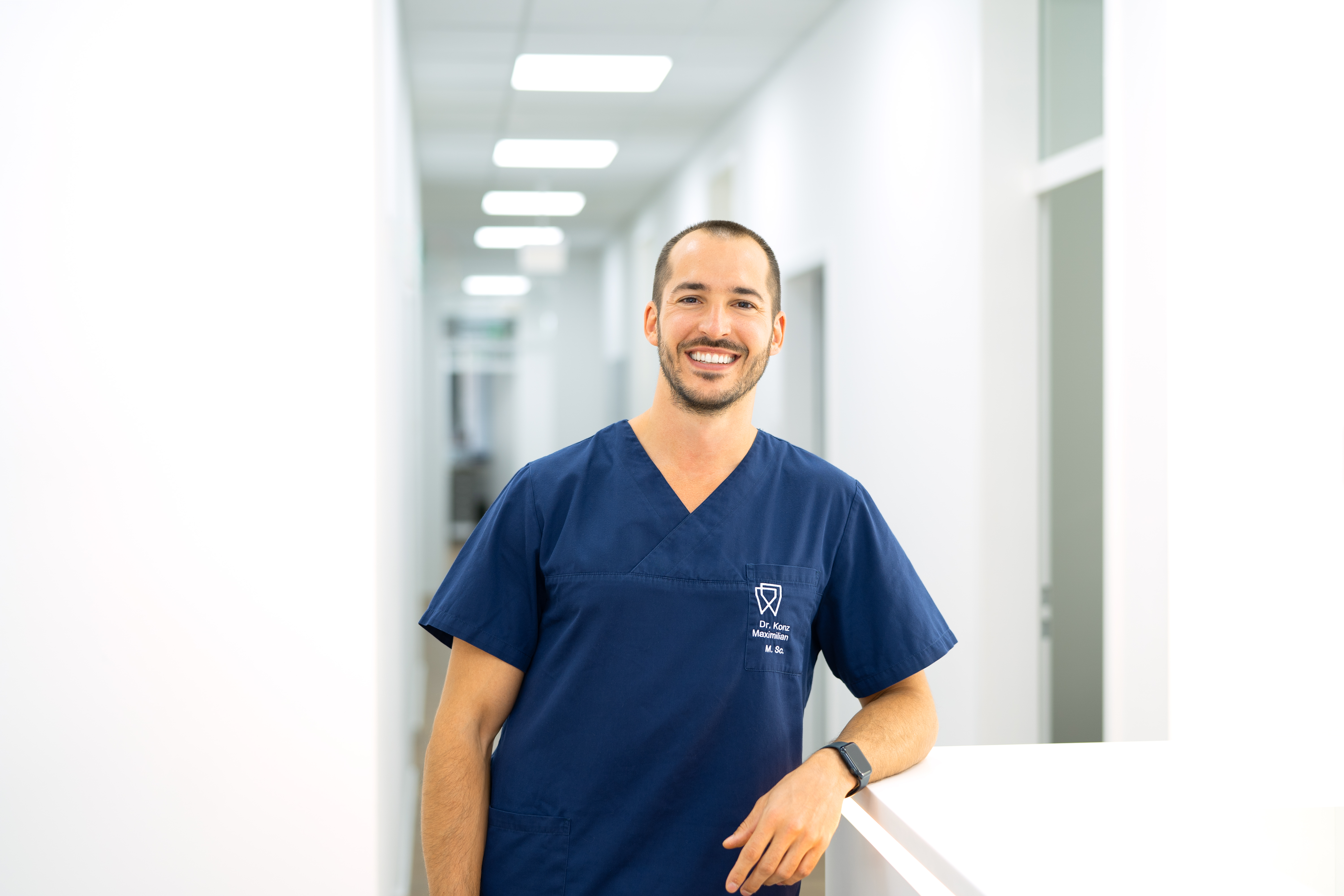 Dr. med. dent Maximilian Konz - Ihr Zahnarzt, Zahnchirurgie und Ästhetik (M.Sc.)